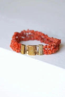 Bracelet ancien trois rangs de corail, fermoir or