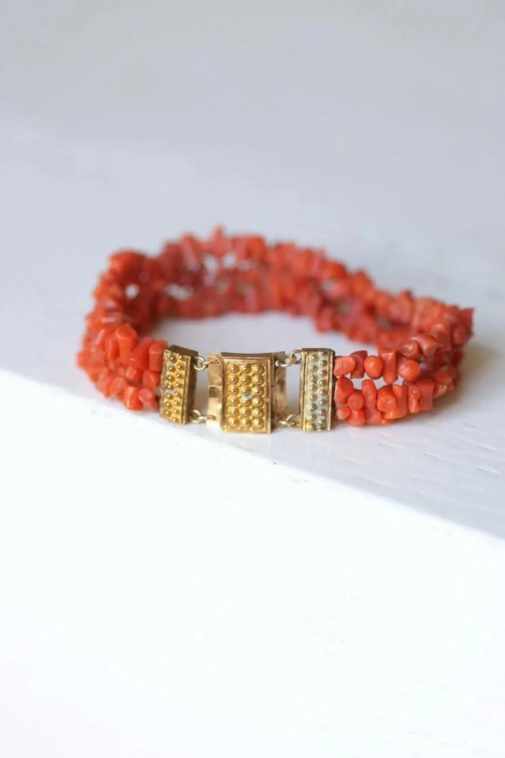 Bracelet ancien trois rangs de corail, fermoir or