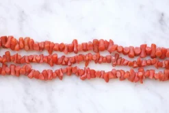 Bracelet ancien trois rangs de corail, fermoir or