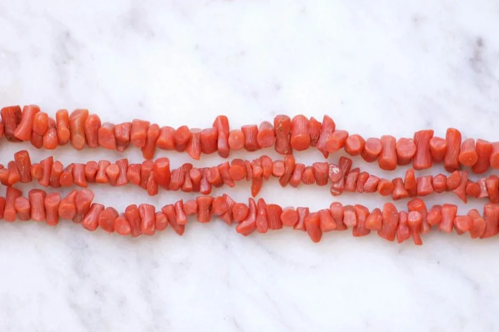 Bracelet ancien trois rangs de corail, fermoir or
