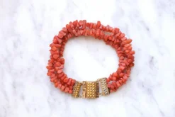 Bracelet ancien trois rangs de corail, fermoir or