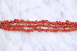 Bracelet ancien trois rangs de corail, fermoir or