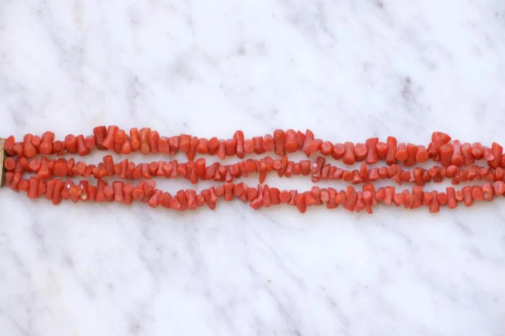 Bracelet ancien trois rangs de corail, fermoir or