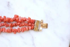 Bracelet ancien trois rangs de corail, fermoir or