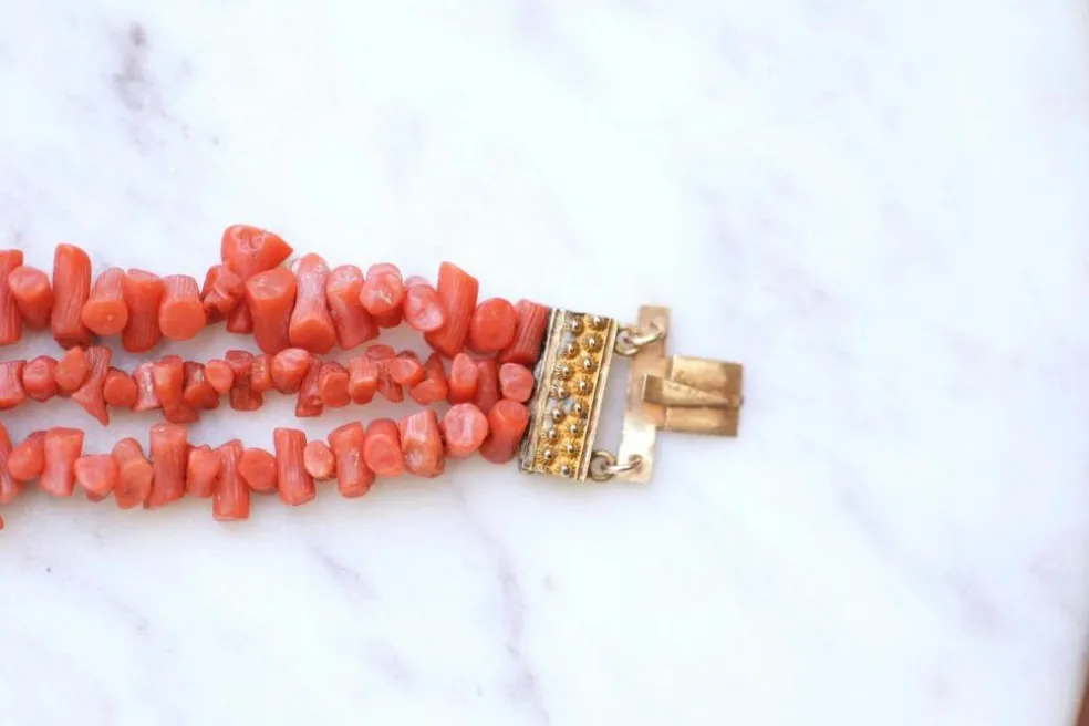 Bracelet ancien trois rangs de corail, fermoir or