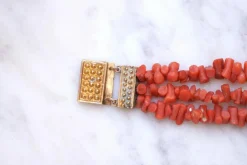 Bracelet ancien trois rangs de corail, fermoir or