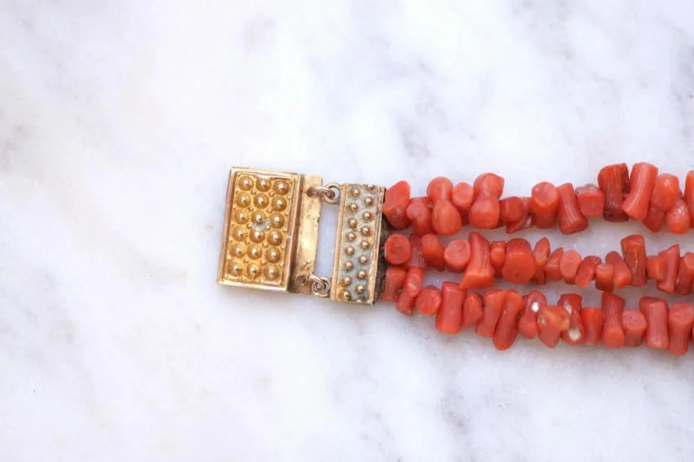 Bracelet ancien trois rangs de corail, fermoir or