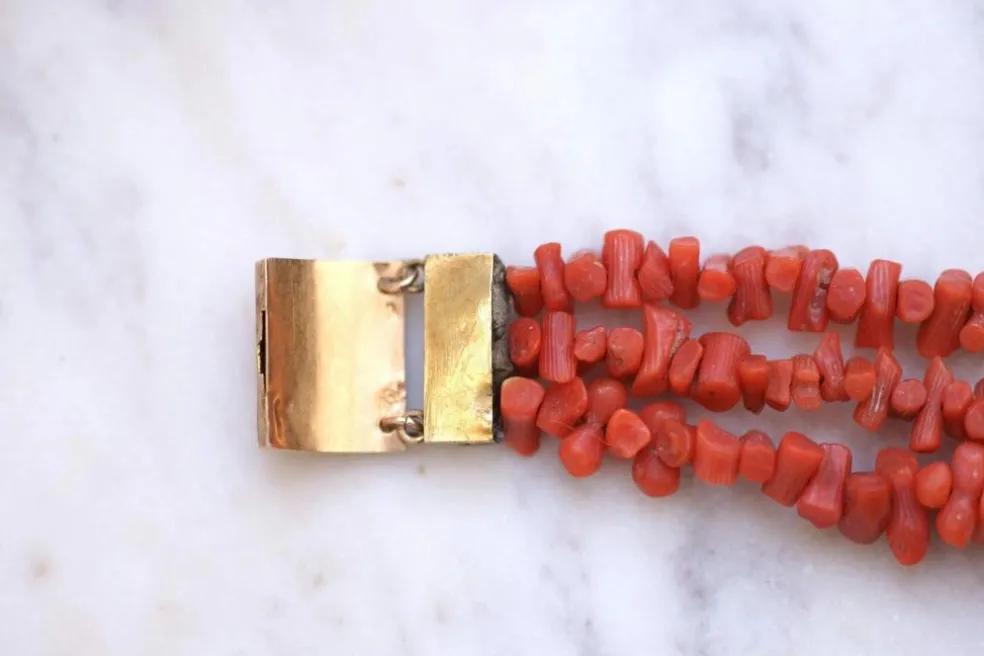 Bracelet ancien trois rangs de corail, fermoir or