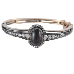 Bracelet avec un grenat cabochon, or et argent