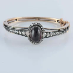 Bracelet avec un grenat cabochon, or et argent