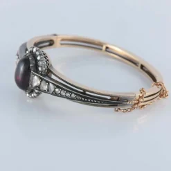Bracelet avec un grenat cabochon, or et argent