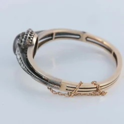 Bracelet avec un grenat cabochon, or et argent