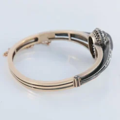 Bracelet avec un grenat cabochon, or et argent