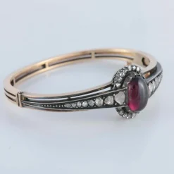Bracelet avec un grenat cabochon, or et argent