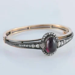 Bracelet avec un grenat cabochon, or et argent