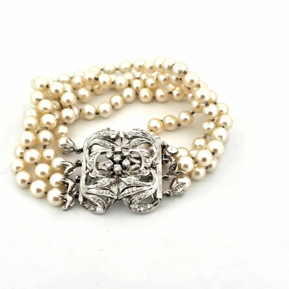 Bracelet de perles avec fermoir en or blanc massif et diamants
