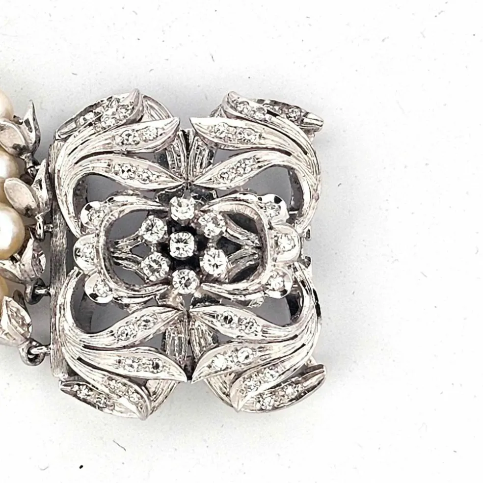 Bracelet de perles avec fermoir en or blanc massif et diamants