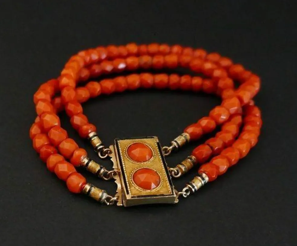 Bracelet En Corail Ancien Facetté, Fermoir avec Cabochon, Or