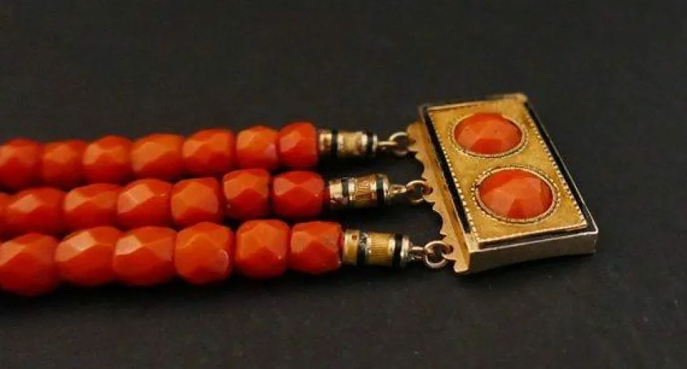 Bracelet En Corail Ancien Facetté, Fermoir avec Cabochon, Or