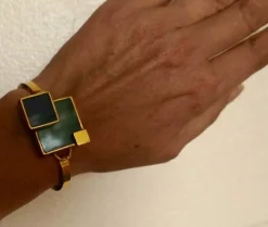 Bracelet en métal doré et plexis bleu clair et bleu foncé.