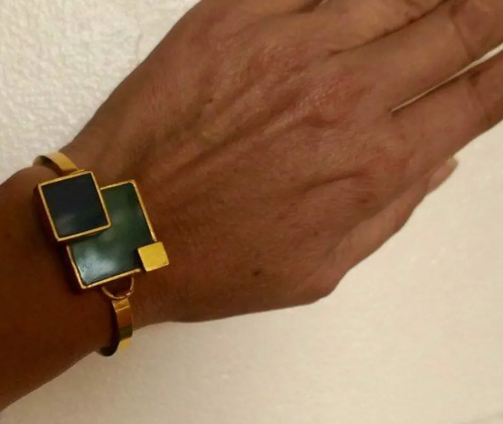 Bracelet en métal doré et plexis bleu clair et bleu foncé.