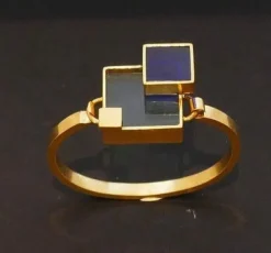Bracelet en métal doré et plexis bleu clair et bleu foncé.