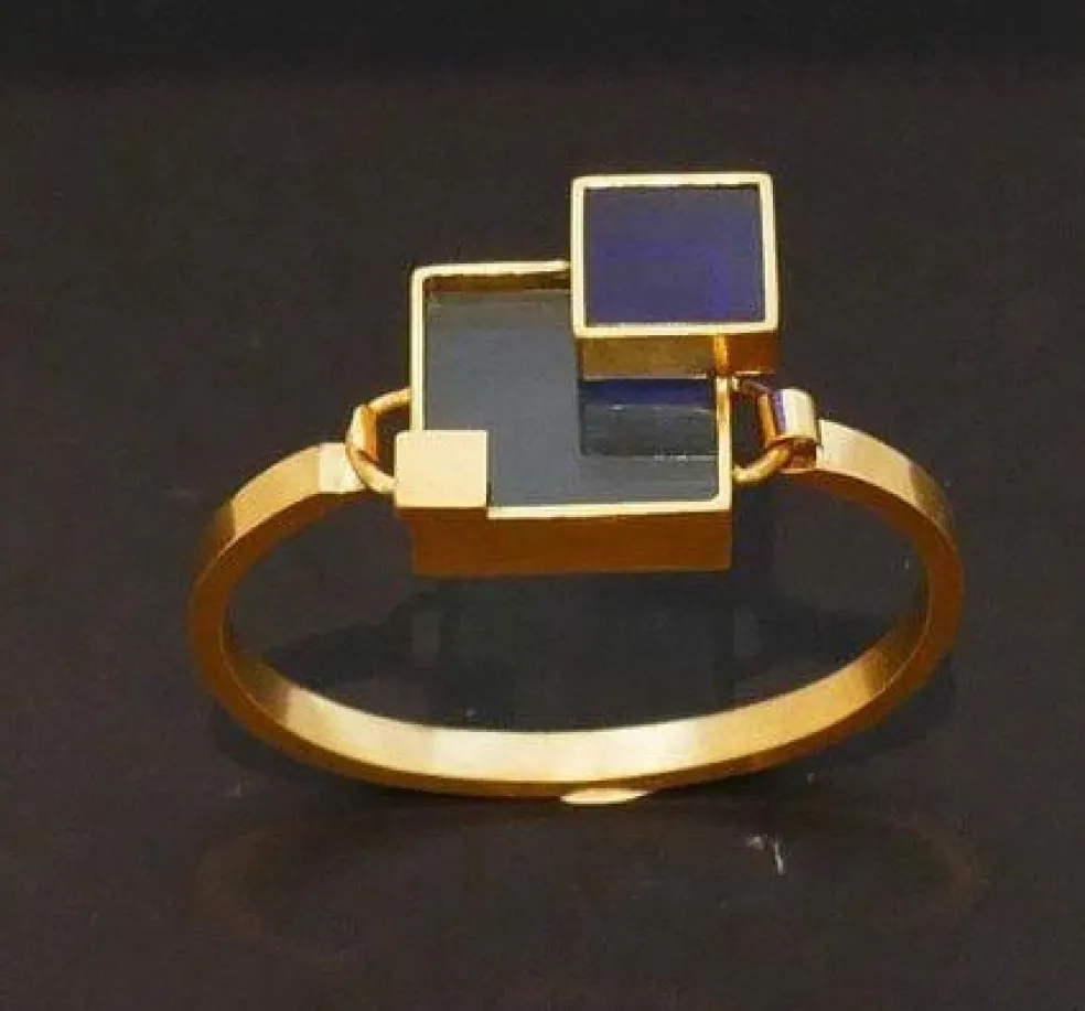 Bracelet en métal doré et plexis bleu clair et bleu foncé.