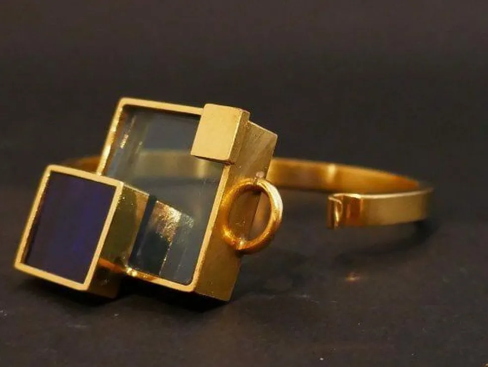 Bracelet en métal doré et plexis bleu clair et bleu foncé.