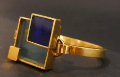 Bracelet en métal doré et plexis bleu clair et bleu foncé.
