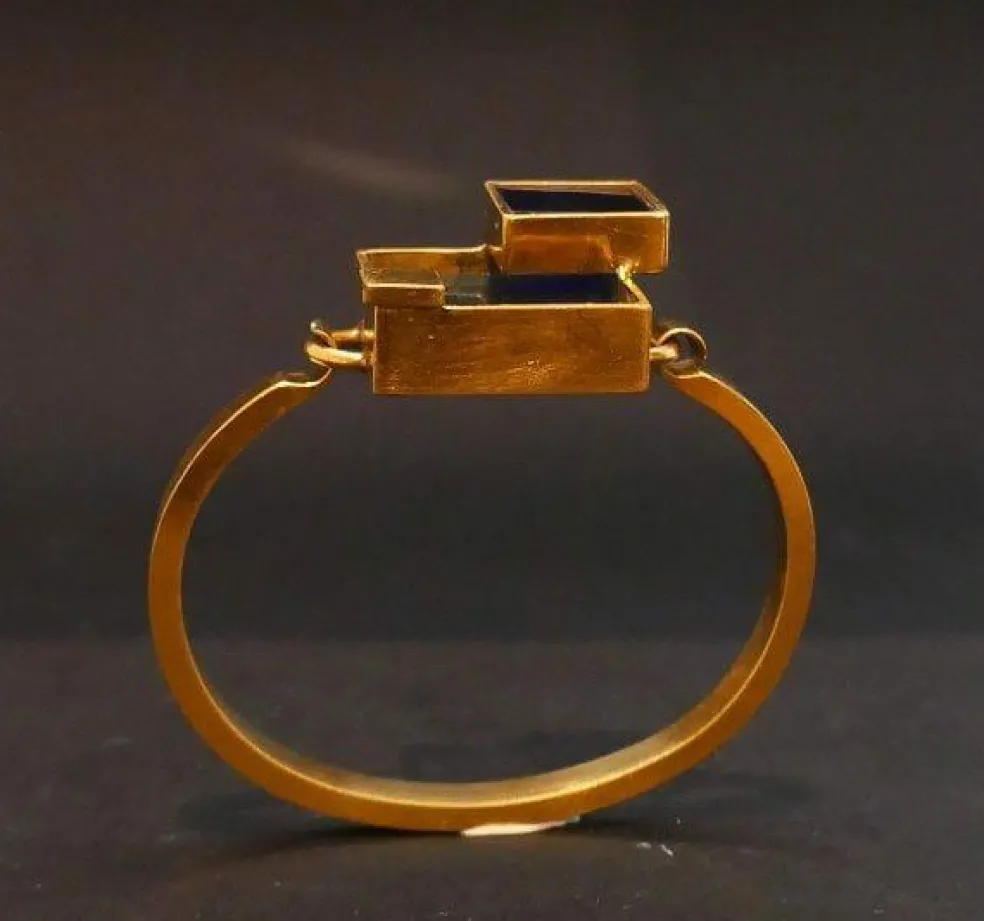 Bracelet en métal doré et plexis bleu clair et bleu foncé.