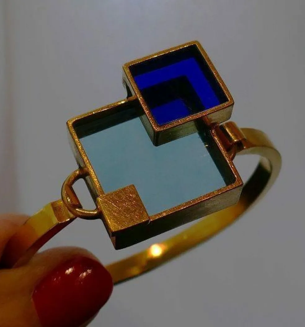 Bracelet en métal doré et plexis bleu clair et bleu foncé.