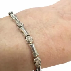 Bracelet en or au design contemporain avec diamants