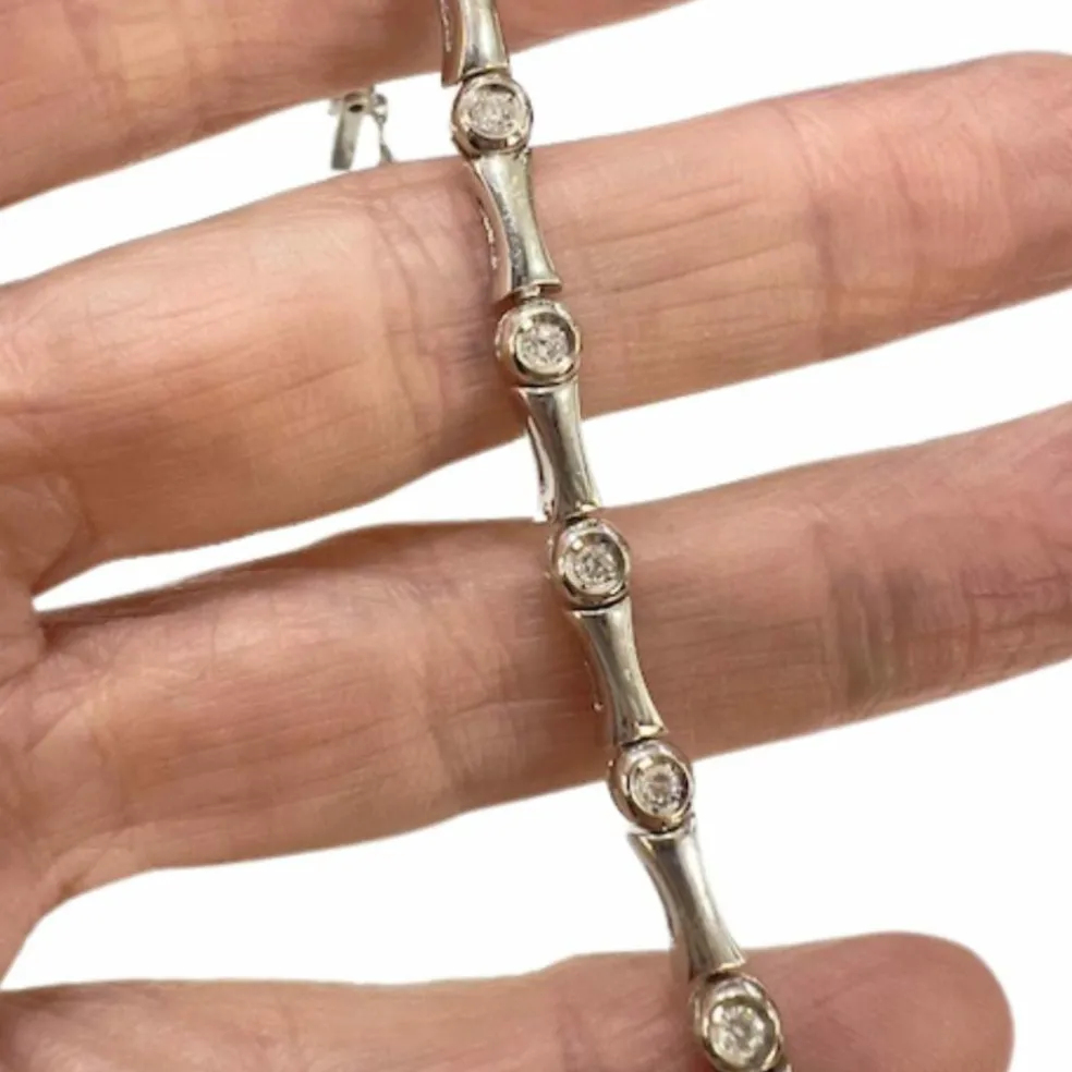 Bracelet en or au design contemporain avec diamants