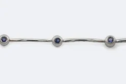 Bracelet en or blanc avec pierres semi-précieuses violettes