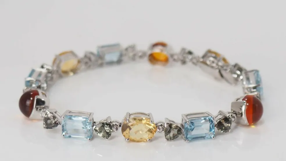 Bracelet en or blanc et pierres fines