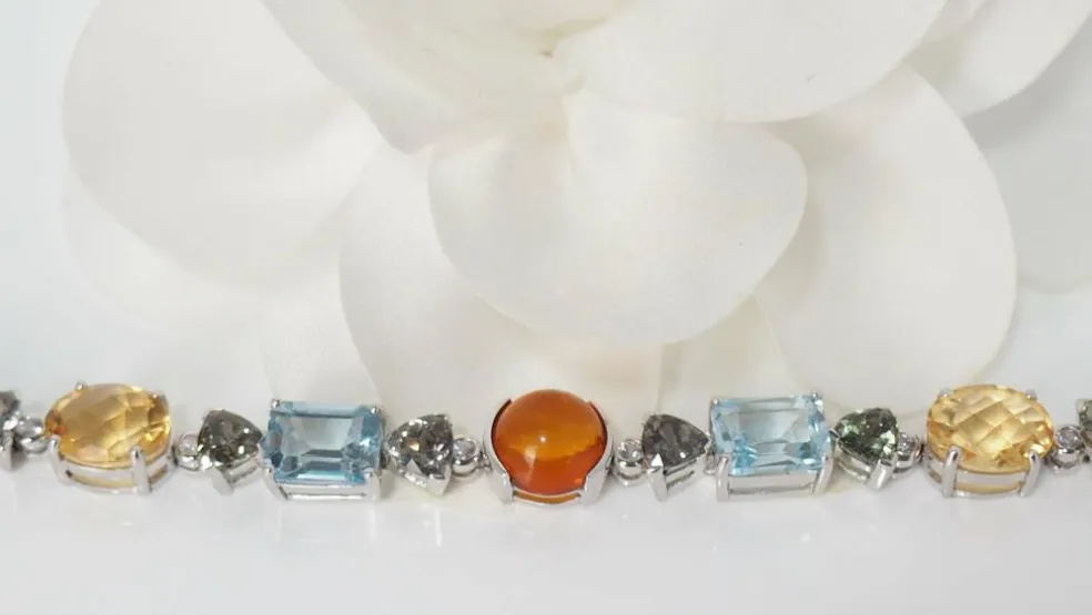 Bracelet en or blanc et pierres fines