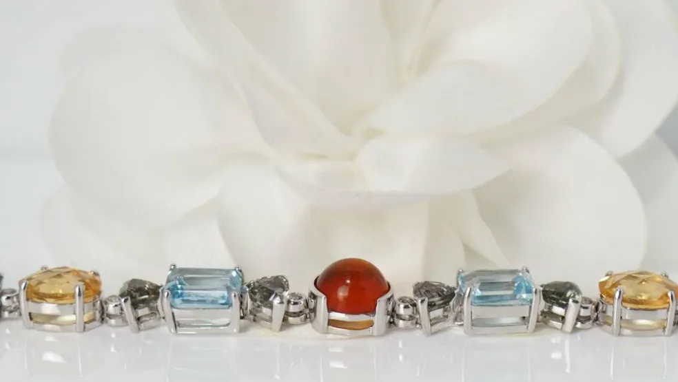 Bracelet en or blanc et pierres fines