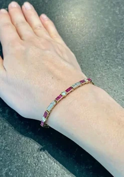 bracelet en or jaune 18K orné de rubis et brillants