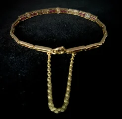 bracelet en or jaune 18K orné de rubis et brillants
