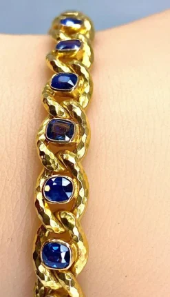 Bracelet en or jaune orné de 20 saphirs de Ceylan