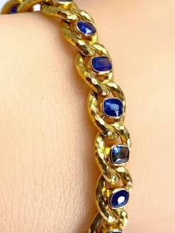 Bracelet en or jaune orné de 20 saphirs de Ceylan