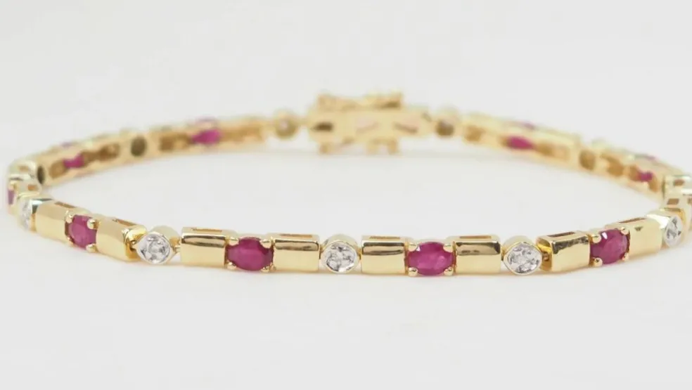 Bracelet en or jaune, rubis et diamants