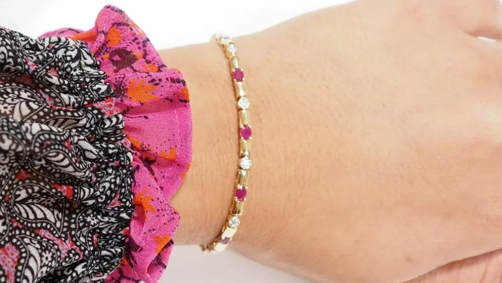 Bracelet en or jaune, rubis et diamants