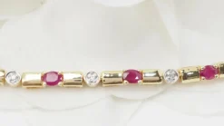 Bracelet en or jaune, rubis et diamants