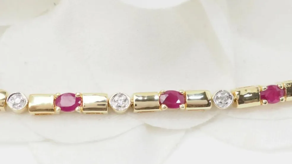 Bracelet en or jaune, rubis et diamants