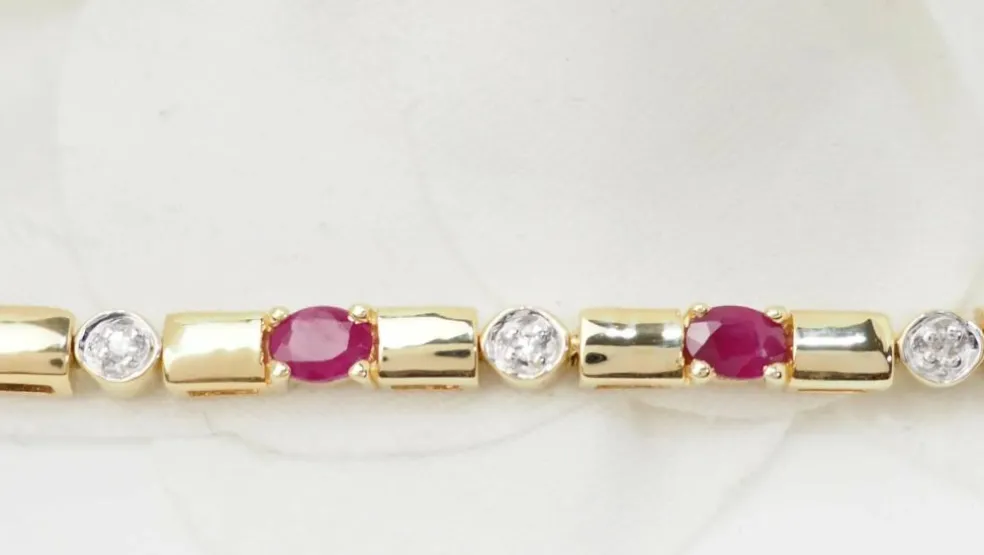 Bracelet en or jaune, rubis et diamants