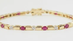 Bracelet en or jaune, rubis et diamants