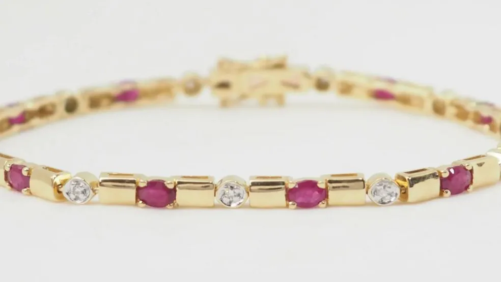 Bracelet en or jaune, rubis et diamants