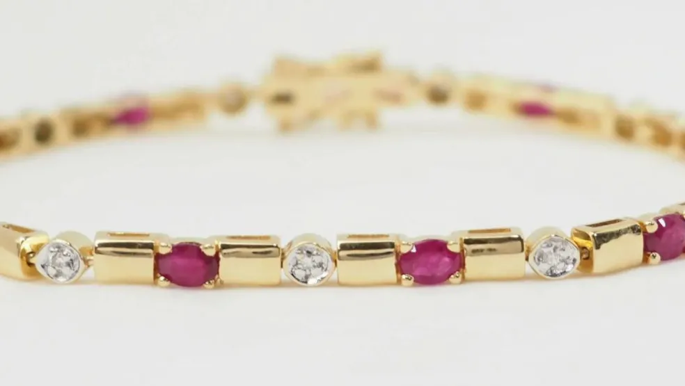 Bracelet en or jaune, rubis et diamants