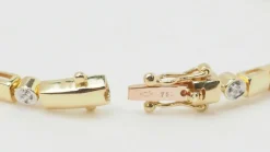 Bracelet en or jaune, rubis et diamants